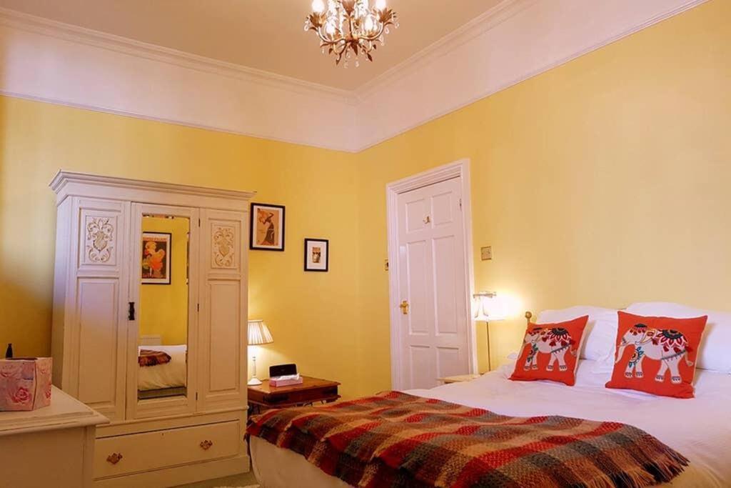No 6 The Square Tearooms & Accommodation Buxton  Exterior photo